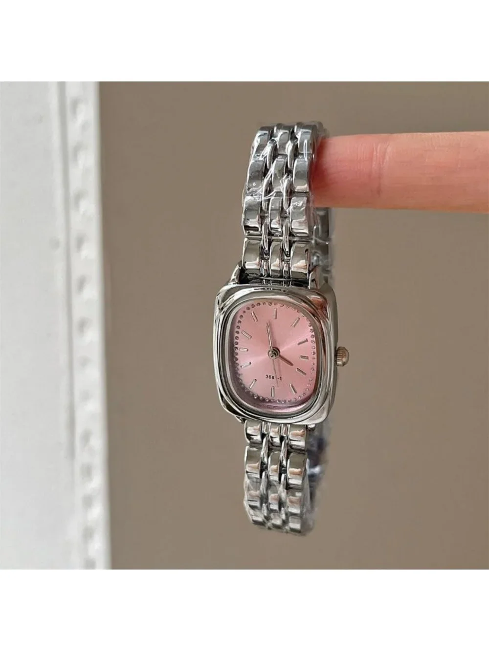 Women's Pink Dainty Casual Simple Fashionable Bracelet Analog Quartz Wrist Watch